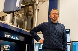 Arthur Blackburn with Hitachi electron microscope at UVic’s Advanced Microscopy Facility.