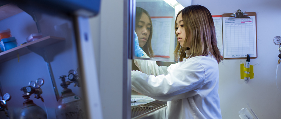 UVic student Vanessa Chan in a research lab